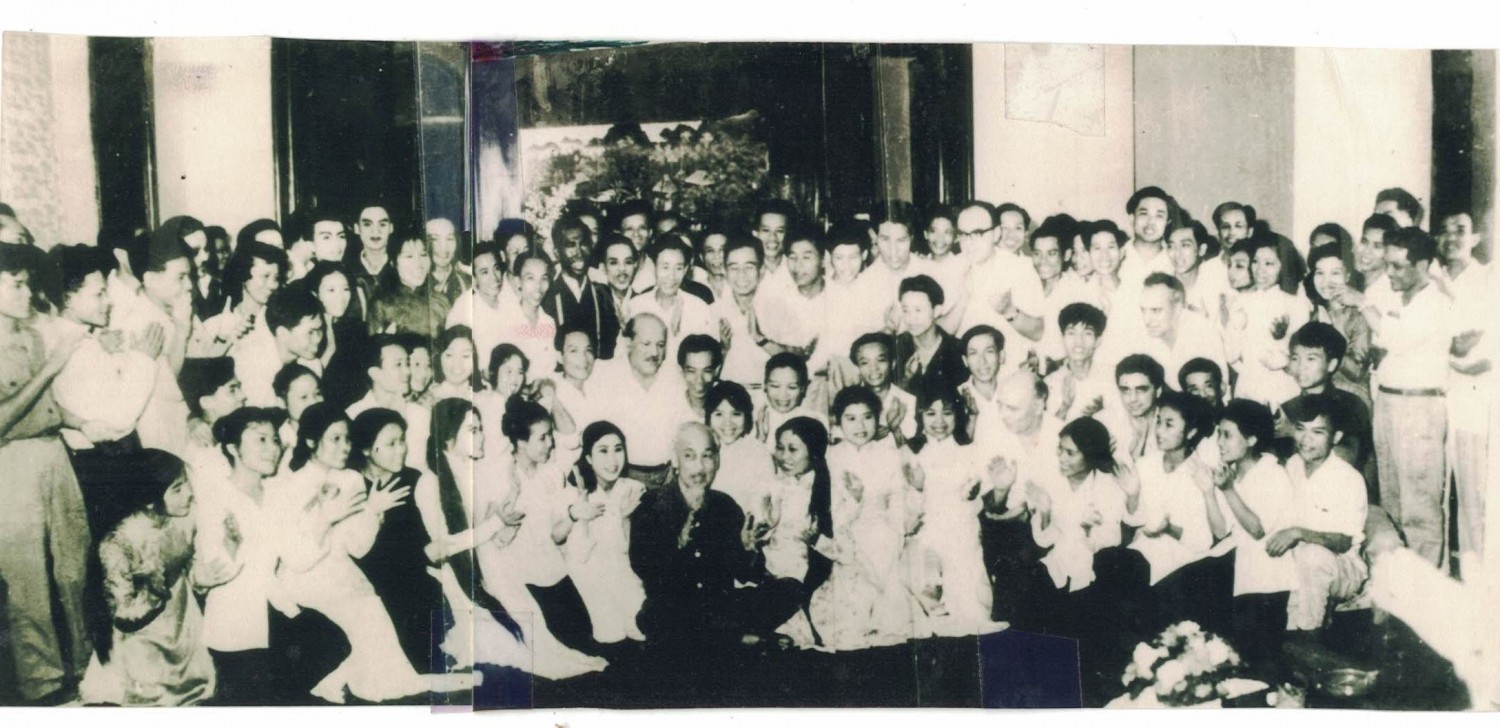 Bác Hồ xem Tuồng - N.Niculin (Nga)